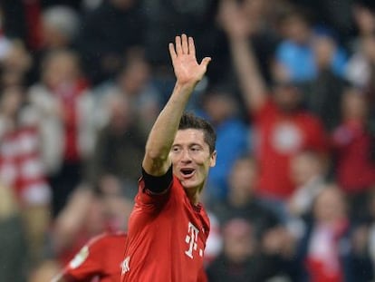 Robert Lewandowski celebra los cinco goles que anot&oacute; ante el Wolfsburgo.
 