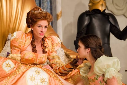 Julia Roberts y Lilly Collins en &#039;Blancanieves&#039;.