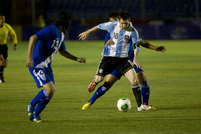 Messi se marcha de un rival de Guatemala.