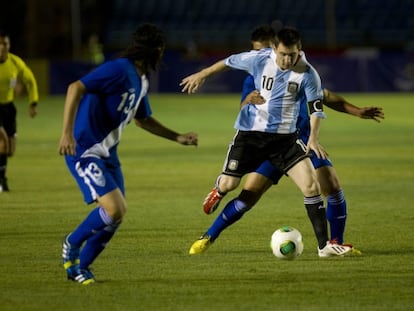 Messi se marcha de un rival de Guatemala.