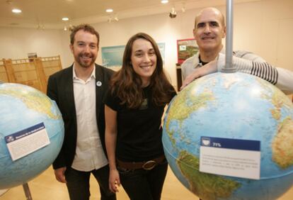 Marion Cabridens, ayer entre otros dos miembros de la ONG: Gilles Asento (izquierda) y Stephane Latxague.