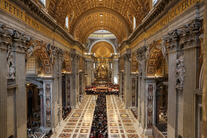 Miles de personas hacen cola para visitar la capilla ardiente del Papa instalada en la basílica de San Pedro, este viernes.  