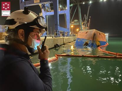 Uno de los miembros del dispositivo de emergencias durante las labores de búsqueda de los dos desaparecidos al volcar un buque en el puerto de Castellón.