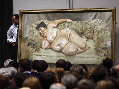 <i>Benefits supervisor sleeping,</i> de Lucian Freud, durante su exhibición en Christie&#39;s antes de la subasta.