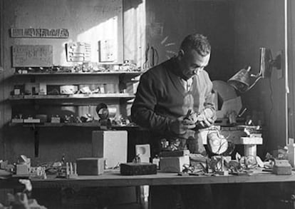 Jorge Oteiza en su estudio, en los años cincuenta, en una imagen del catálogo de la exposición del Museo del Chiado.