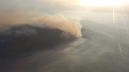 Imagen aérea del incendio que ha arrasado 3.000 hectáreas de la sierra de Los Guájares, en Granada. / INFOCA