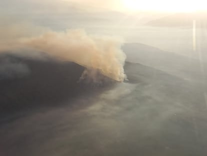 Imagen aérea del incendio que ha arrasado 3.000 hectáreas de la sierra de Los Guájares, en Granada. / INFOCA