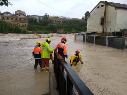 Rescue teams at work in Ontinyent (Valencia), one of the worst-affected areas after the River Clariano burst its banks.