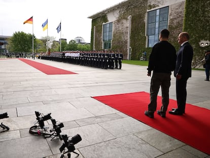 El presidente de Ucrania, Volodímir Zelenski, es recibido este domingo en Berlín por el canciller alemán, Olaf Scholz.