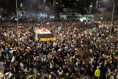 Cientos de venezolanos esperan los resultados de las elecciones presidenciales de Venezuela en Santiago (Chile), el 28 de julio de 2024. 
