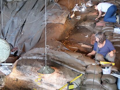 Los investigadores del equipo de Lyn Wadley excavando Border Cave.