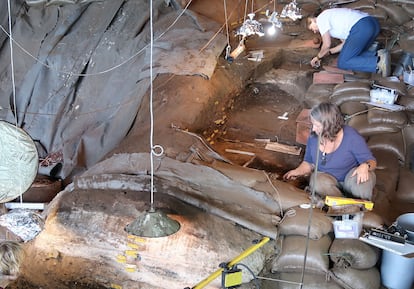 Los investigadores del equipo de Lyn Wadley excavando Border Cave.