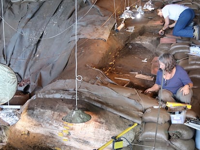 Los investigadores del equipo de Lyn Wadley excavando Border Cave.