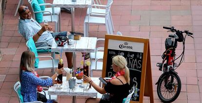 Unas turistas en la terraza de un bar de Lloret de Mar.