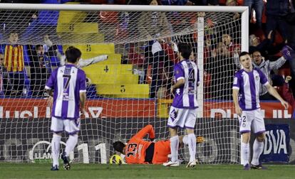 Neira, Valiente y Rukavina, tras el gol en propia meta.