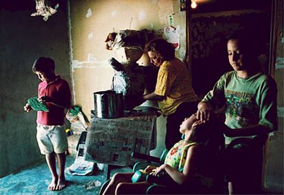 Fue una foto perfecta, la más importante de su carrera como fotógrafa. Lara Jo Regan pasó todo un día en la casa de una familia de inmigrantes mexicanos observando cómo vivían. En el modesto hogar, la madre junto a sus hijos fabricaba piñatas de cumpleaños para sacar a su familia a flote. Regan afirma que nunca imaginó que estas fotos, publicadas en la revista 'Life', pudieran ganar el World Press Photo. "Fue como un sueño".