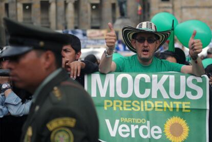 Un simpatizante del candidato verde Antanas Mockus, durante el cierre de campaña del partido, el domingo, en Bogotá.