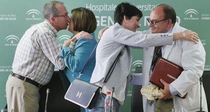 De izquierda a derecha, los padres de la niña operada Antonio y Pilar (tercera) saludan a María José Sánchez Rubio y David Farrington.