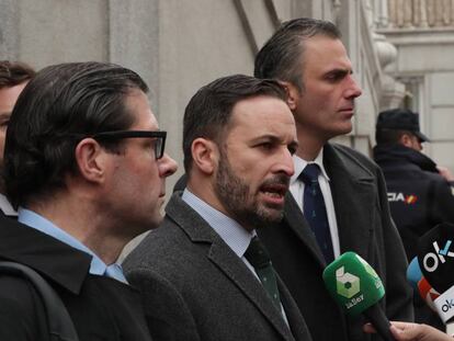 Abascal (centro) y Ortega Smith (derecha) atienden a los medios junto al Tribunal Supremo.