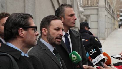 Abascal (centro) y Ortega Smith (derecha) atienden a los medios junto al Tribunal Supremo.