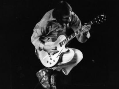 Pete Townshend, durante uma atuação em 1975.