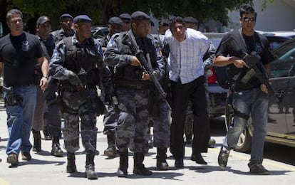 El narcotraficante Antonio Bonfim Lopez, alias 'Nem' (segundo a la derecha).