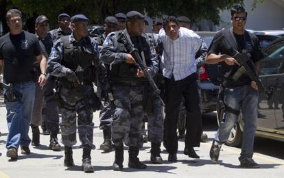 El narcotraficante Antonio Bonfim Lopez, alias 'Nem' (segundo a la derecha).