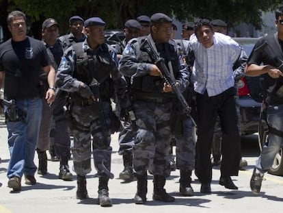 El narcotraficante Antonio Bonfim Lopez, alias 'Nem' (segundo a la derecha).