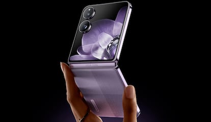 Móvil Xiaomi Mix Flip sujetado con una mano