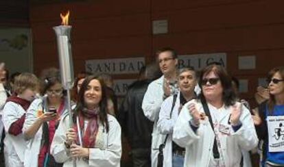 Una trabajadora del Hospital del Tajo, en Aranjuez, sostiene una antorcha con motivo de la jornada de huelga convocada en el sistema sanitario público madrileño. EFE/ Archivo