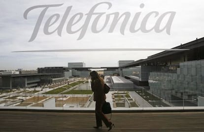 Una mujer camina por la sede de Telef&oacute;nica en Madrid