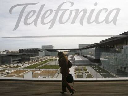 Una mujer camina por la sede de Telefónica en Madrid