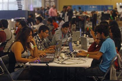 Jóvenes mexicanos en una convención tecnológica.