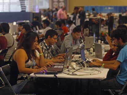 Jóvenes mexicanos en una convención tecnológica. 