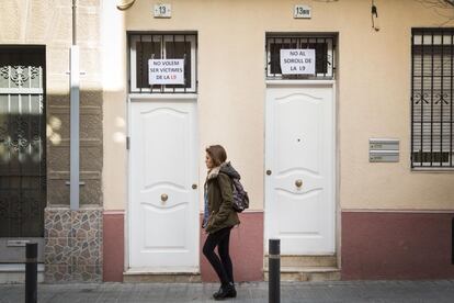 Veïns al carrer de Llavines reclamant la fi de les molèsties.