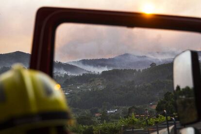 Un trabajador de los servicios de extinción, en Arbo (Pontevedra) en 2016.