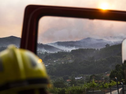 Un trabajador de los servicios de extinción, en Arbo (Pontevedra) en 2016.