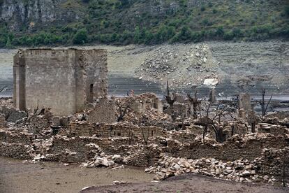 The ruins of the old town of Mansilla de la Sierra, normally submerged beneath the waters of the Mansilla reservoir, are revealed following a prolonged drought, in Rioja province, Spain, August 28, 2017. REUTERS/Vincent West