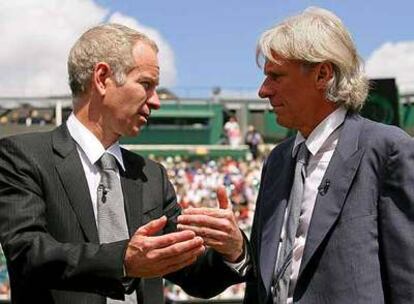 John McEnroe, a la izquierda, y Bjon Borg hablan ayer en Wimbledon antes del partido entre Nadal y Federer.