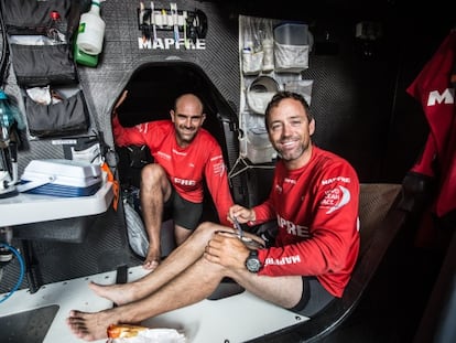 Xabi Fern&aacute;ndez e Iker Mart&iacute;nez, a bordo del Mapfre.