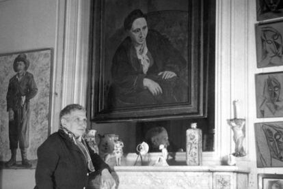 La escritora Gertrude Stein, en su casa de París, ante su célebre retrato  pintado por Picasso.