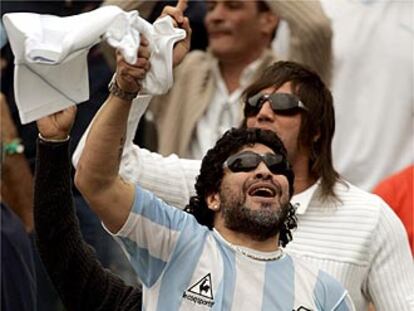 Maradona vibró con la albiceleste durante la eliminatoria de la Davis.