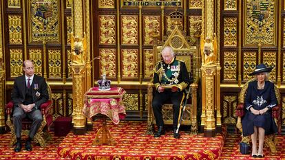 El príncipe Carlos leía este martes el discurso de la reina sentado junto a la Corona del Estado Imperial. A su lado, Camilla, duquesa de Cornualles, y el príncipe Guillermo, duque de Cambridge.