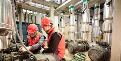 Dos trabajadores en las instalaciones de biomasa de Veolia en Móstoles (Madrid).