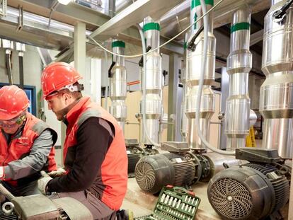 Dos trabajadores en las instalaciones de biomasa de Veolia en Móstoles (Madrid). 