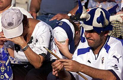 Aficionados del Tenerife, desconsolados en la grada.