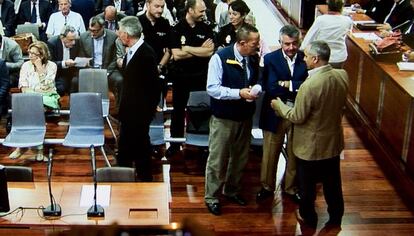 Imagen captada de un monitor en la sala de prensa de la Audiencia Provincial de Málaga. El exalcalde de Marbella Julián Muñoz (a la izquierda en primer término), el exasesor urbanístico del Ayuntamiento marbellí Juan Antonio Roca (el segundo por la derecha), y el exjefe de la policía local de Marbella, Rafael del Pozo (a la derecha), momentos antes de comenzar la lectura de la sentencia.