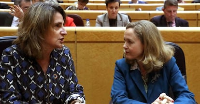 Teresa Ribera y Nadia Calviño, este martes en el Senado.