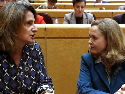 Teresa Ribera y Nadia Calviño, este martes en el Senado.