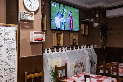 Un partido de fútbol televisado anoche en el bar, que los días que no hay Champions está  prácticamente vacío.